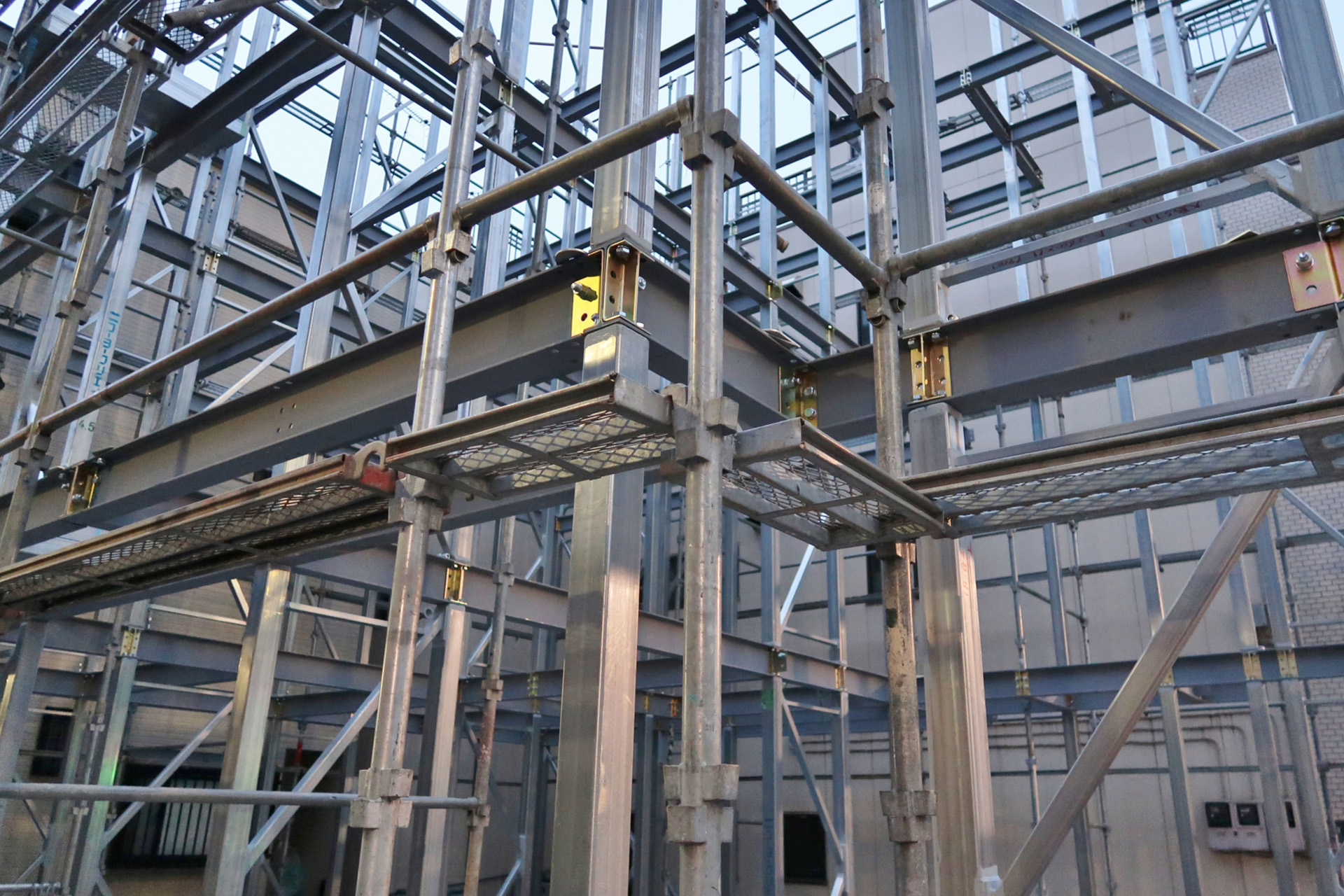 スピーディな対応で作る足場